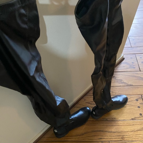 Thigh high stretchy boots - Picture 5 of 7